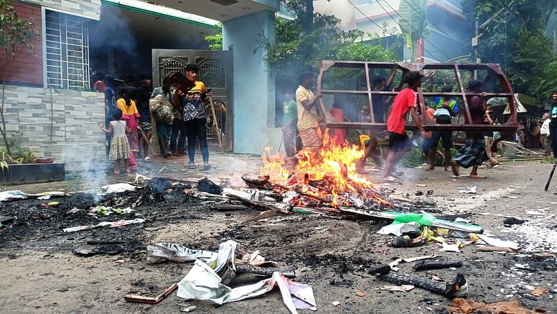 জামালপুরে সংসদ সদস্য মির্জা আজমের বাড়িতে আজ হামলা করে আগুন ধরিয়ে দেওয়া হয়। জামালপুর শহরের বকুলতলা এলাকায়।